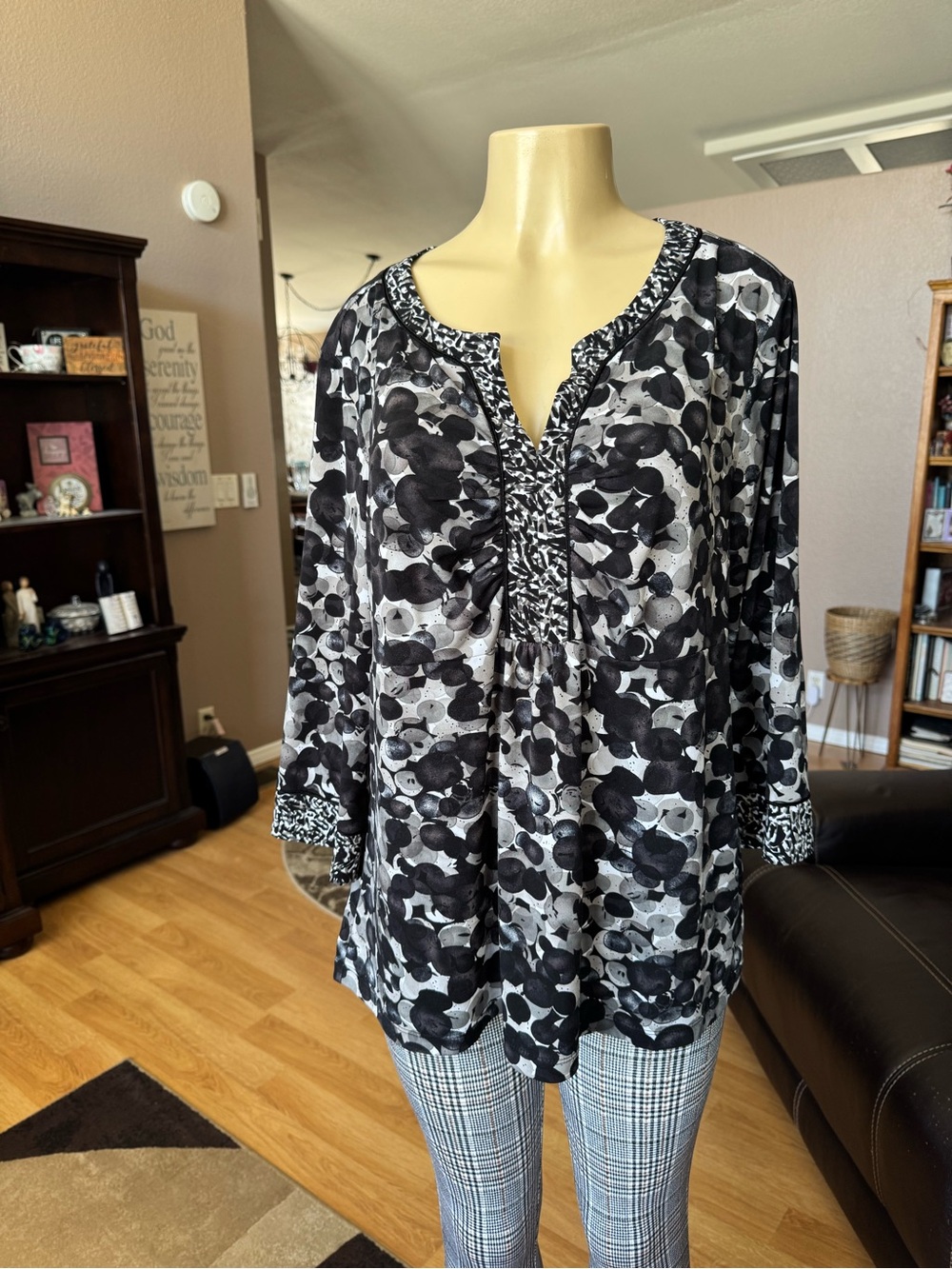 Susan Graver black & gray floral V-neck peasant blouse-size L